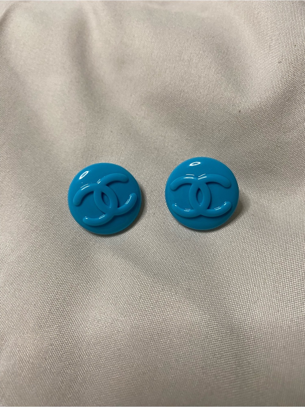 ChaneI Robin Blue Resin Logo Round Stud Earrings BEAUTIFUL!!! - Picture 5 of 5